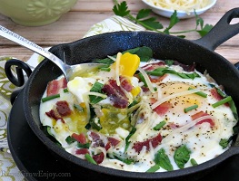 baked-egg-recipe-with-fresh-herbs-bacon